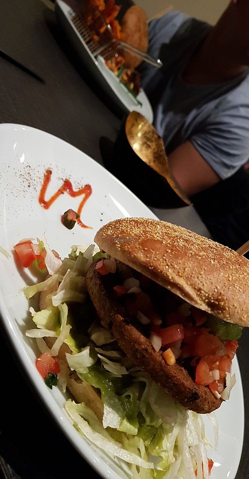Veganer Falafel-Burger mit Guacamole at Monopol in Hameln