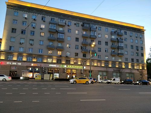 direction: located at the street level of this building at Jagannath na Kurskoj in Moscow
