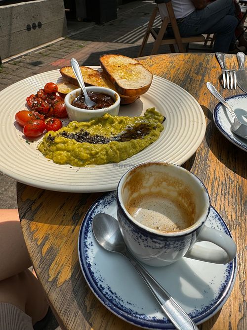 Caravela
Sliced avocado seasoned with dukkah (spices and nuts), tomato chutney, grilled cherry tomatoes, and slices of naturally fermented white bread drizzled with olive oil at Ancora Coffee House in Pocos De Caldas