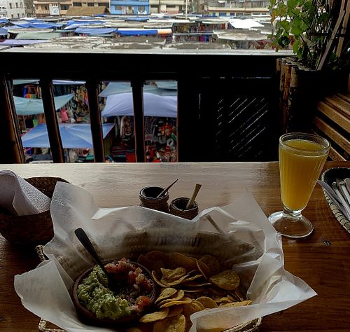 Nachos con guacamole y pico de gallo. Los nachos decían home made pero parecían comprados at Buena Vista in Otavalo