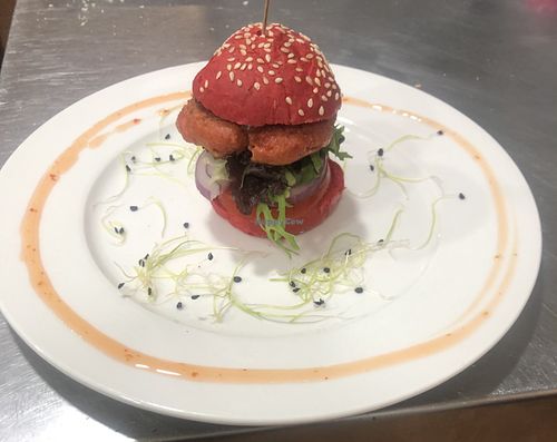 Mini burger vegetariana aunque tambien puede ser vegana 🤤 at Lo Nuestro in Olvera