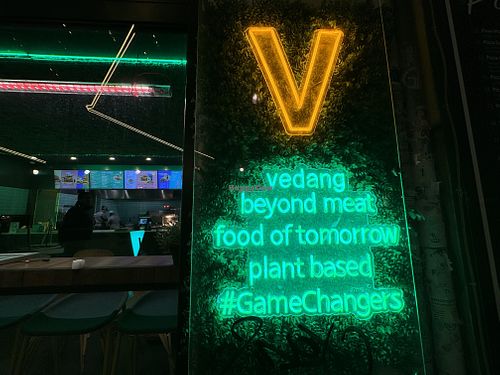 store front #Veganuary at Vedang - green burger | P- Berg in Berlin