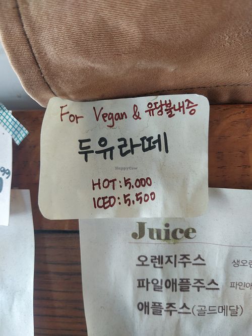 Sign saying that for vegans and lacto-intolerant customers,  soy milk latte is available. at Cafe Manderley in Seoul