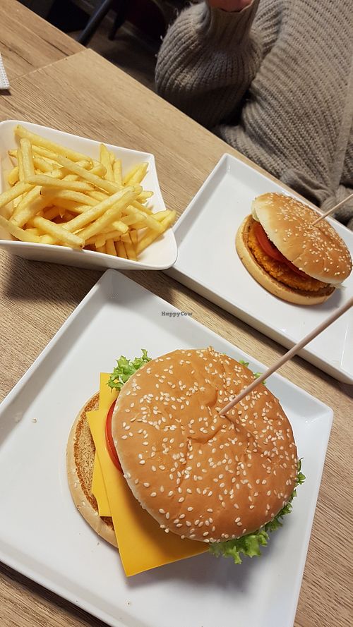 Vegan cheese burger and vegan chicken burger at Burgerme - Ruppertstraße in Munich