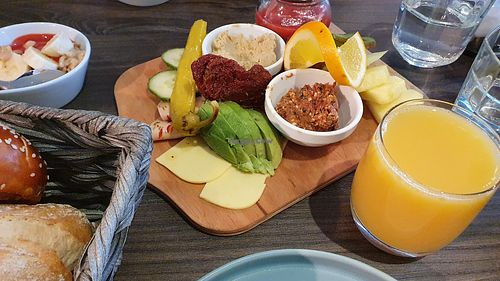 Mit Porridge, Veganer Wurst und Käse, Antipasti, Humus, Obst, Chiapudding, Osaft, Brötchen, und Kaffee. Butter, Marmelade und Nougatcreme kann man sich kostenlos dazu nehmen. at Lebenszeit in Urloffen