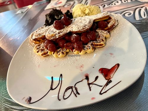 grandma's waffle / mod w/ pistachio at Wonder Waffel - Hohenstaufenring in Cologne
