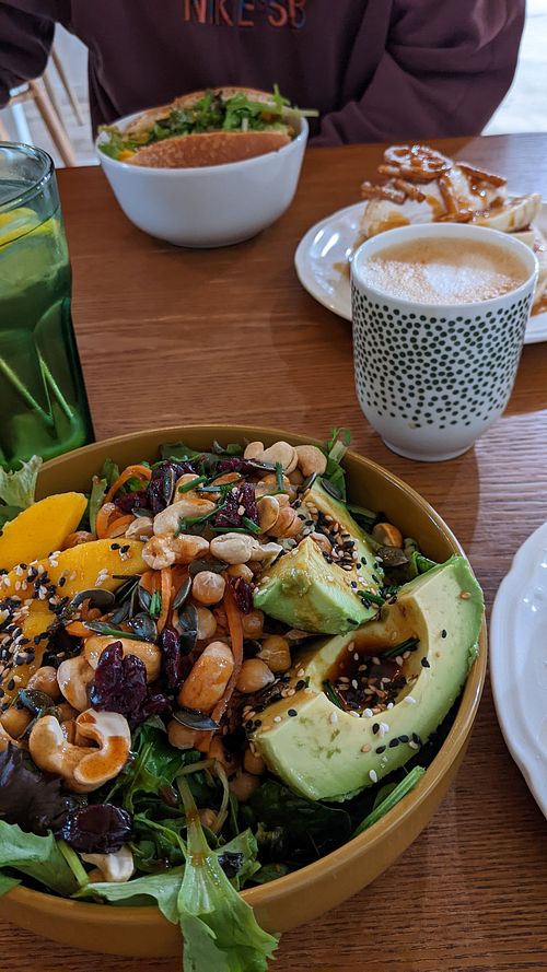 Nourish Bowl und Avocado Sandwich at De Bon'heur in Marseille