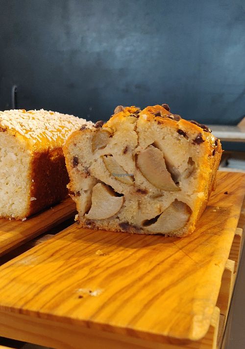 Cake vegan poire-choco at Pain Brut in Montpellier
