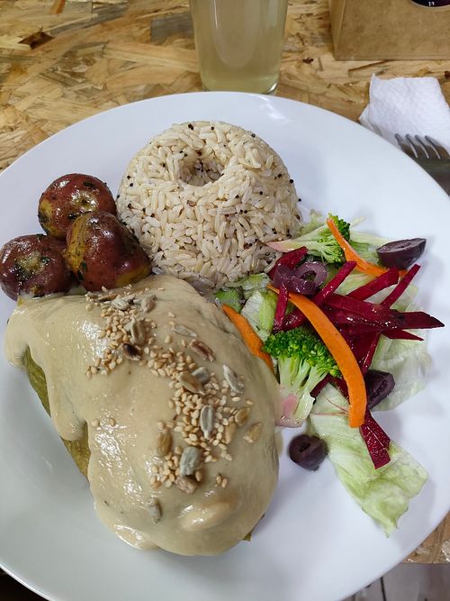 Caigua rellena de verduras con crema Tajín y papas nativas acompañada con arroz integral con quinoa. Deliciosa. at Añalaw in Lima