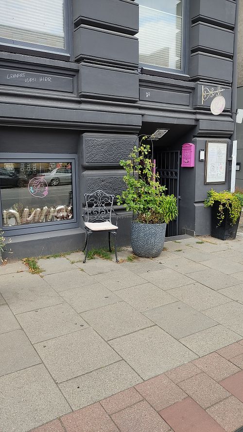 Exterior (usually they have more seating but they were closing up) at Pynk Coffee in Hamburg