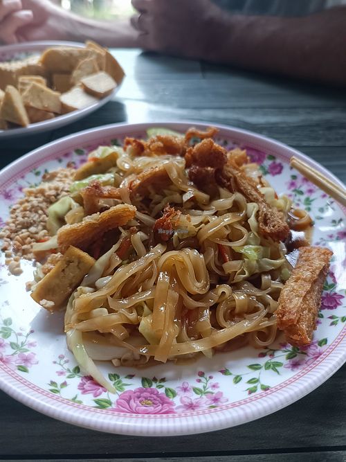 Pad Thai tofu chiken at Tukta in Koh Tao