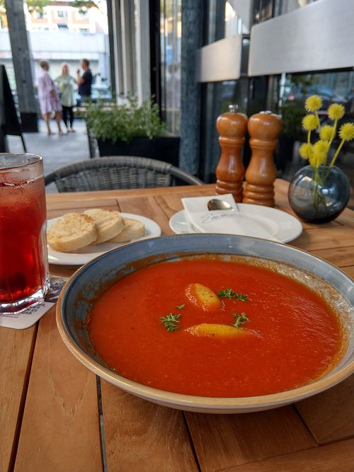 Tomaten-Radieschen-Suppe mit Basilikumnocken vegan at Emma's in Bochum