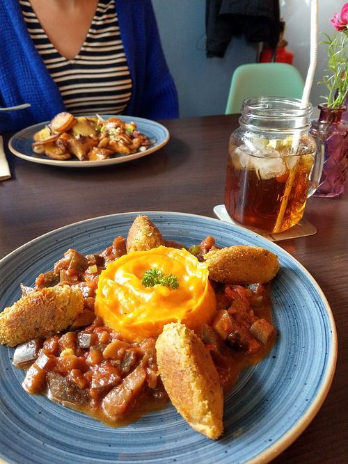 Süßkartoffelstampf mit Kichererbsennocken auf Auberginensugo at Emma's in Bochum