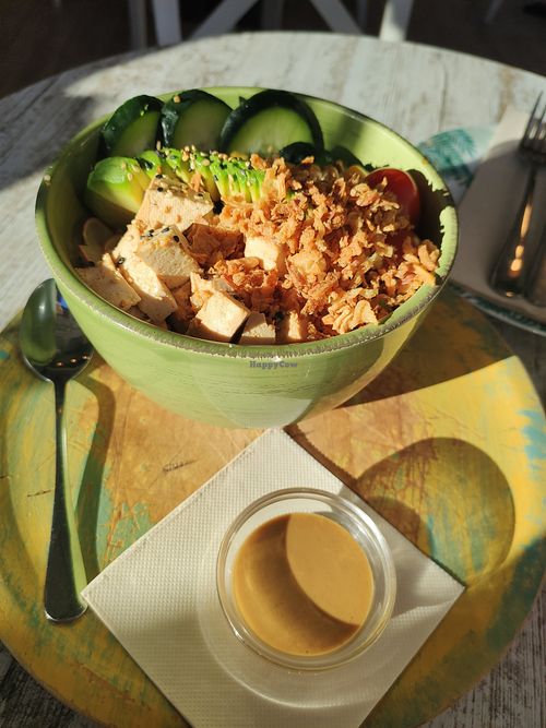 Poke Bowl con tofu y salsa de cacahuete at Casa do Açai Brunch & Coffee in Barcelona