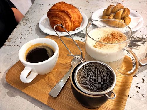 Chai latte and coffee at Saint-Jean in Amsterdam