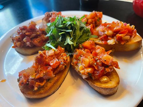 Bruschetta Tomaat﻿
Crostini met knoflookolie, gemarineerde tomatenblokjes en rucola. €6.95  at Happy Italy  in Spijkenisse