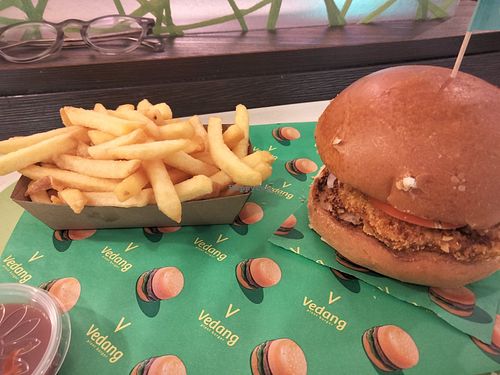 Chicken style burger & fries. at Vedang - green burger | Skyline Plaza in Frankfurt