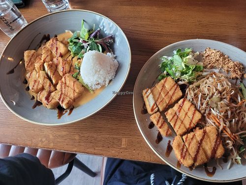 Links: No. 92 Dau Luc Bao Curry  ; Rechts: No. 42 Pho Xao Dau (Gebratene Reisband-Nudeln mit Seidentofu)  at Citana in Bochum