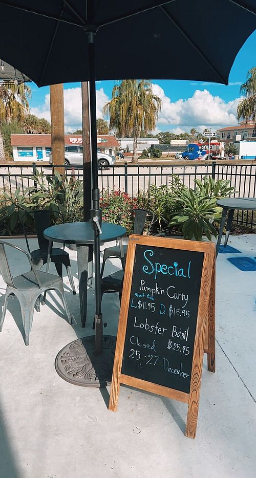 outside seating at Paya Thai Curry in Nokomis