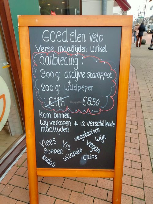 Sign advertising vegan options at Goed Eten in Velp