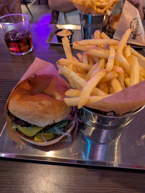 Vegan burger and fries at Brödernas in Borlaenge