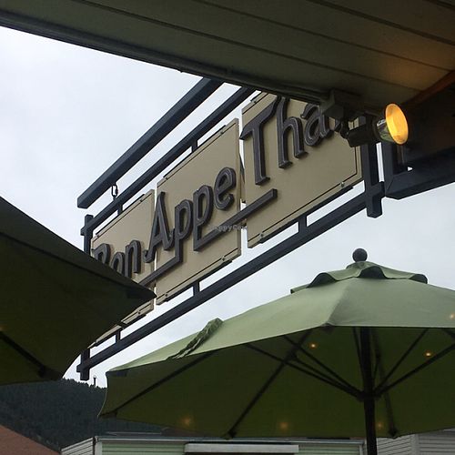 entrance sign at Bon Appe Thai in Jackson