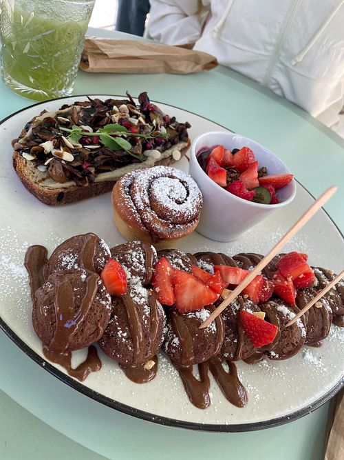 Vegan brunch (pancakes, mushroom bruschetta, yogurt and cinamomo roll) at Hygge in Lisbon