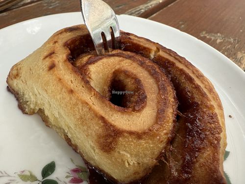 cinnamon roll  at Café Rotkehlchen - Merowingerstraße in Cologne