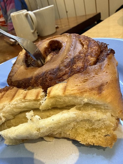 cinnamon roll  at Café Rotkehlchen - Merowingerstraße in Cologne