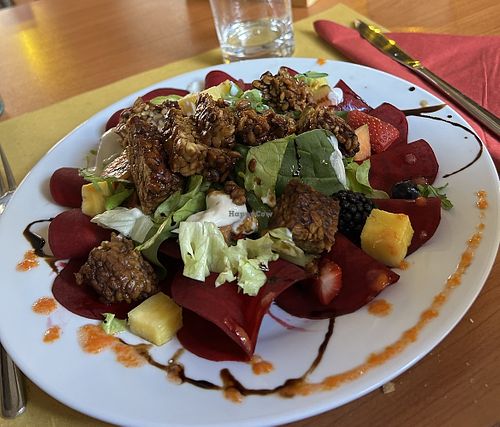 Tempeh con insalata di frutti rossi e carpaccio di barbabietola  at Hosteria della Pignatta in Binasco