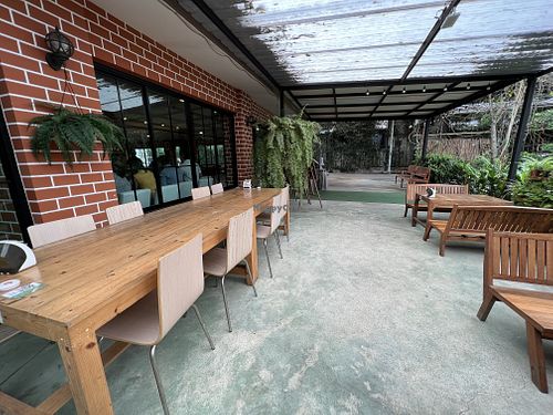 Outdoor seating   at 9 Salads นายน์สลัด in Bangkok