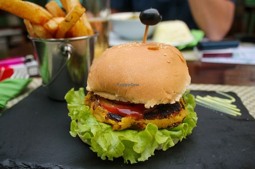 vegan burger at The Dubliner Irish Pub in Santa Maria