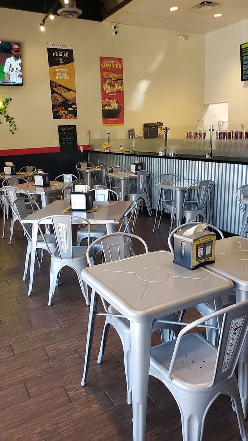 Dining room to eat in with sports on the tv at I Heart Mac & Cheese in Scottsdale