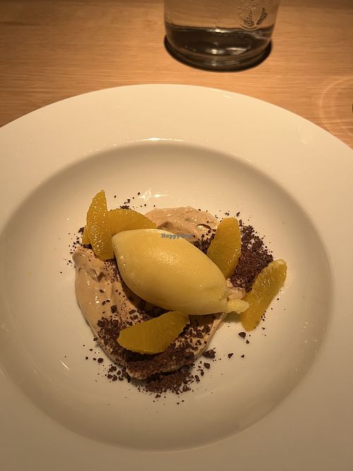 Mandarinen-Sorbet auf Erdnesscreme at Hotel Arnica in Scuol