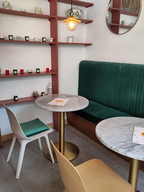 Eat-in space at Elemiah in Fontainebleau