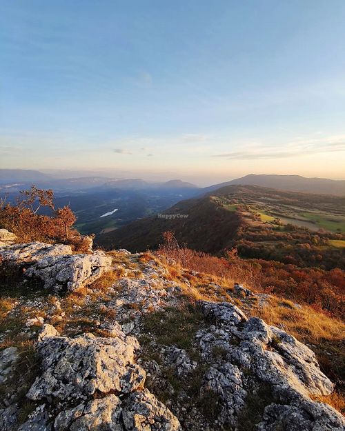 Notre havre de paix situé dans un petit village sur les hauteurs de l'Ain. Que vous ayez envie de randonner, de vous reposer ou encore de passer du bon temps entre amis. at Les Terres d'en Haut in Innimond