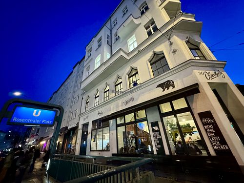 store front #Veganuary at St. Oberholz in Berlin