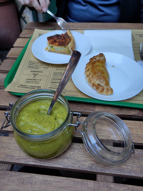 Zucchinisuppe, Quiche und Tomate-Mozzarella-Tasche at Soup & Go in Turin