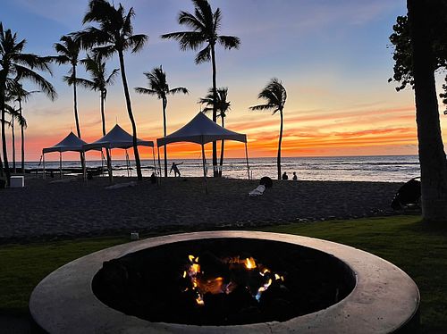 A few feet away after dinner relaxing  at CanoeHouse in Waimea