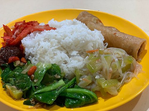 White rice with fried spring roll, mock char siew, green vege.
Photo by Henry Lau aka Mr Purple at Ichiban Vegetarian 一指棒素食 in Central Singapore