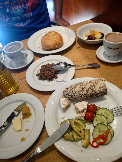 Breakfast again! Large selection of spreads and breads, also salads and fruits, vegetable drinks and vegan cheese! Also VEGAN OAT HOT COCOA ❤️ at Ox&Ehrlich in Lermoos