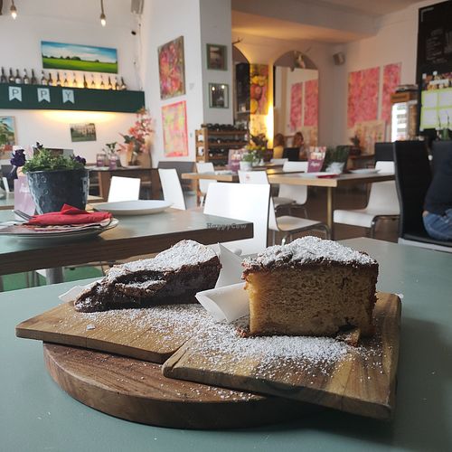 Vegan apple and chocolate cakes at Maspinzelo in Cologne