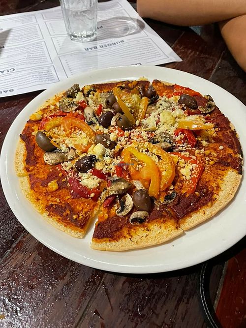 Vegetarian pizza with vegan cheese at Divers Tavern in Broome