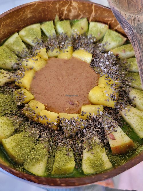 Green smoothie bowl at Varuna Plant-Based Food & Juice Bar in Manuel Antonio