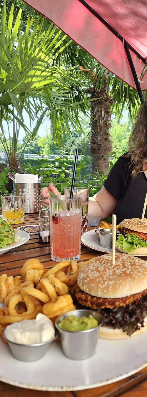Veganer Burger mit Curly Fries und Guacamole Sauce, dazu ein alkoholfreier sehr lecker-fruchtiger Cocktail "Hole in One"... ♡ at LAMA BAR in Bietigheim-bissingen
