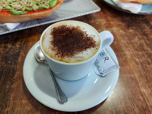 Vegan cappucino with oat Milk : good at Elvira 81 in Granada