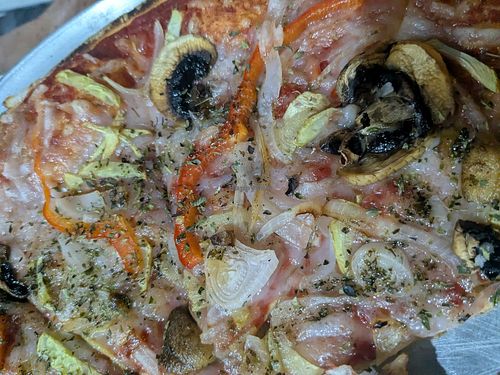 Vegan pizza with courgette, onions, red pepper, mushrooms, vegan cheese and basil oil at Guialto in Sevilla