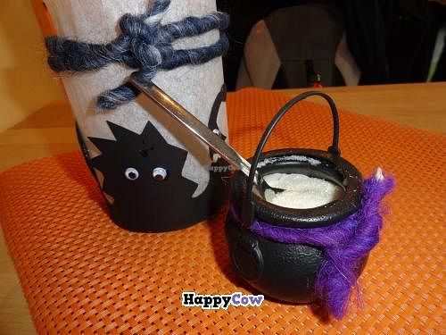 Halloween table decoration at Goodies Berlin - Schivelbeiner Strasse 34 in Berlin