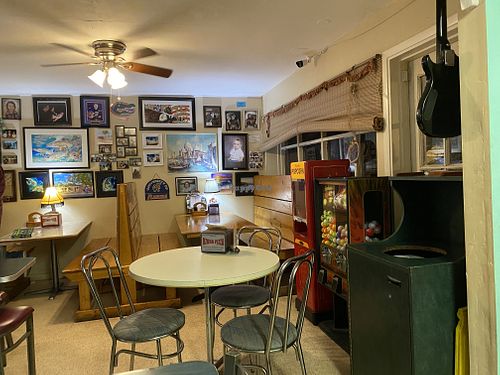 Front seating area at Ozona Pizza in Palm Harbor
