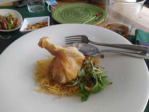 Huevo escondido sobre cama de patatas paja at Terra in Olula Del Rio